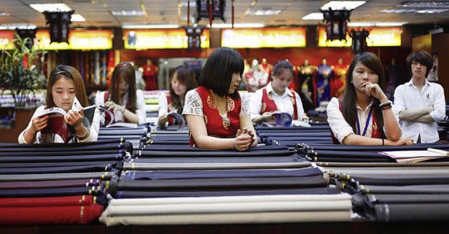 Gelangweilte Verkuferinnen in einem Pekinger Modehaus  | Foto: dpa