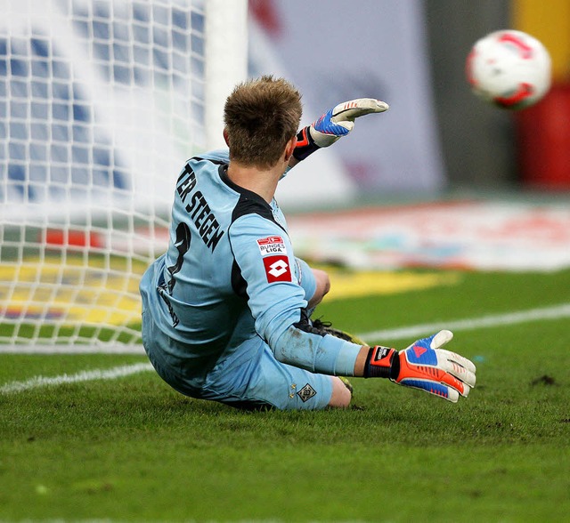 Gladbachs Torhter Marc-Andre ter Stegen wird im  Elfmeterduell verladen.    | Foto: Heuberger, dpa