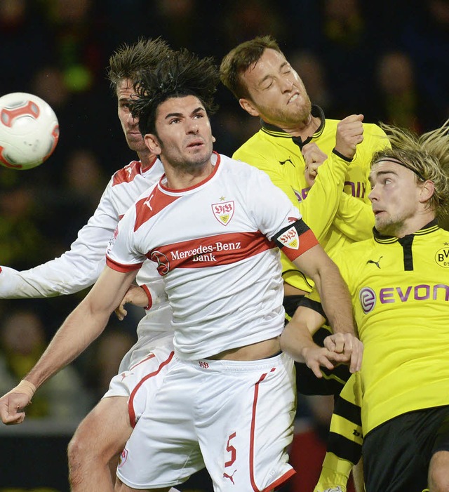 Hart umkmpft: Stuttgarts Serdar Tasci...lzer versuchen an den Ball zu kommen.   | Foto: DPA