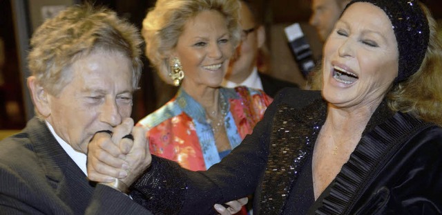 Roman Polanski ksst die Hand von Ursula Andress   | Foto: afp