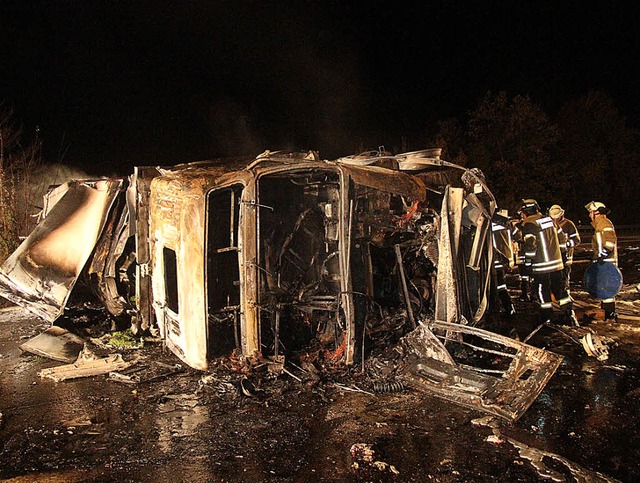 Das ausgebrannte Wrack eines der beiden Unfallfahrzeuge  | Foto: DPA
