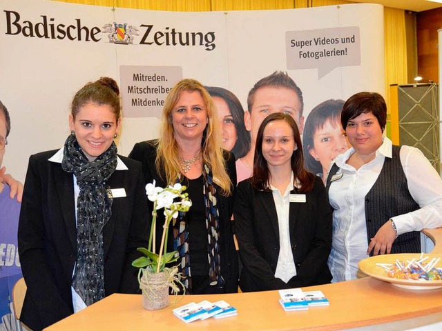 Luisa, Jana und Katharina am BZ-Stand mit Ausbildungsleiterin Frau Bertelsmann.  | Foto: BZ-Azubis