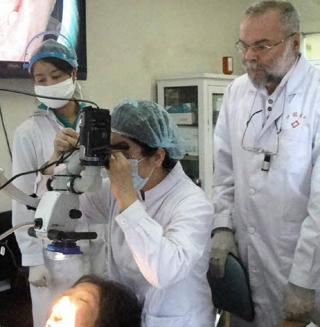 Zahnarzt Rasch im Kreise seiner chines...raxis der Millionenmetropole Xining.    | Foto: Privat