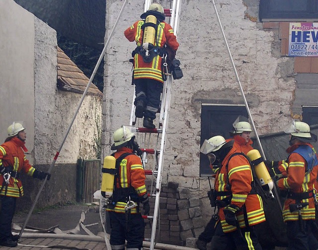 Die Feuerwehrabteilung Hecklingen zeig...ung in einem Objekt in der Ortsmitte.   | Foto: Jrg Schimanski