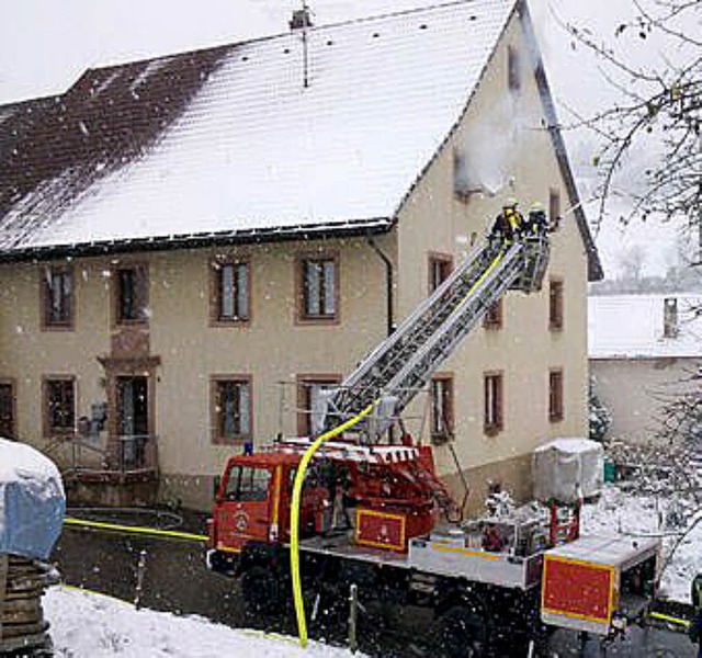 bung in Hg-Ehrsberg:  Zwei Personen ... ber die Drehleiter gerettet werden.   | Foto: Rmmele