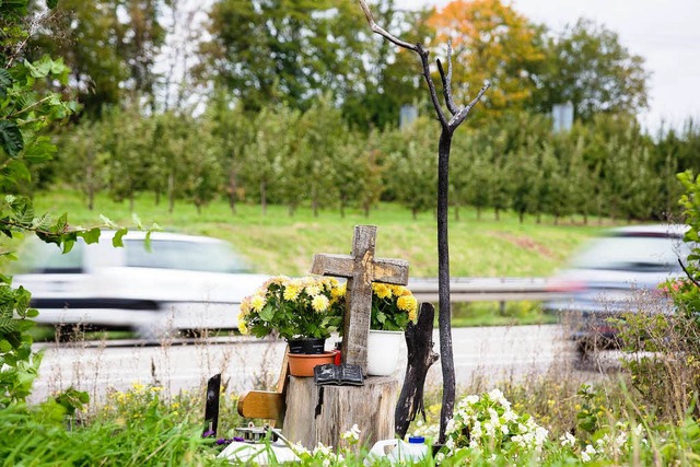 Bei dem Unfall auf der B3 bei Denzlingen kamen zwei Menschen ums Leben.  | Foto: Dominic Rock