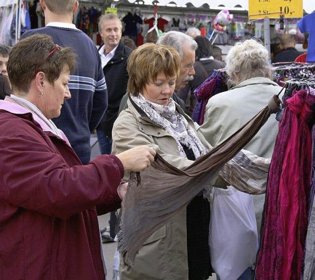 Schauen, prfen, kaufen<ppp></ppp> ode...hungspunkt fr tausende Marktbummler.   | Foto: Archivfoto: Peter Schtz