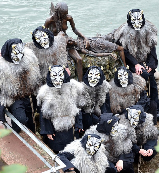 Die neun Teufel posieren in ihrem nage... beim Haus Salmegg am Rheinufer steht.  | Foto: Martina Proprenter