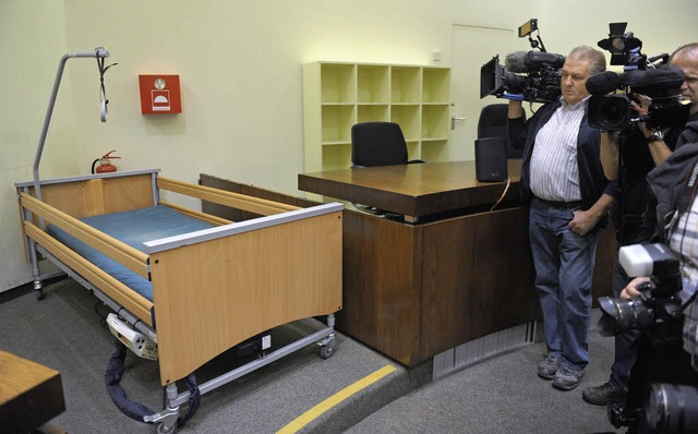 Das Bett im Verhandlungssaal des Landg...dolf U. erneut operiert werden musste.  | Foto: dpa