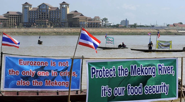 Mekong-Anwohner aus Thailand protestie...Staudamm. Spatenstich ist am Mittwoch.  | Foto: dpa