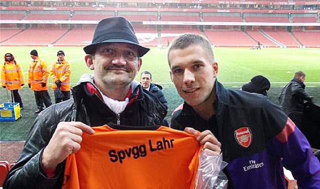 Lukas Podolski mit Uwe Hofmann und dem...llprofi zeigt keine Berhrungsngste.   | Foto:  Privat