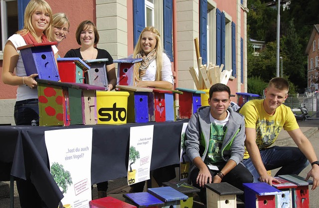 Azubis und Studenten der Sto AG verkau...e Vogelhuschen auf dem Firmengelnde.  | Foto: Sto AG