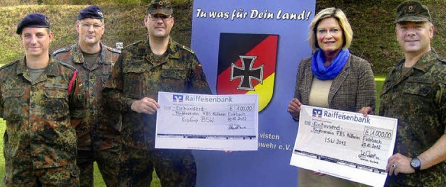 Yvonne Spindler  bekommt einen Scheck ...bel und Joachim Fallert (von links).    | Foto: Grziwa