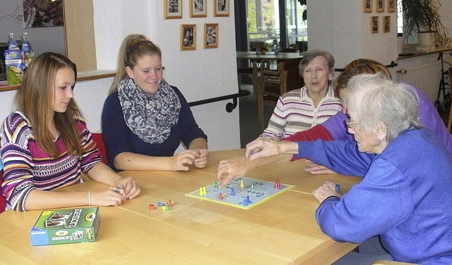 Die lteste Mitspielerin war 100:  Neu...ch   mit Altenheimbewohnern zusammen.   | Foto: Privat