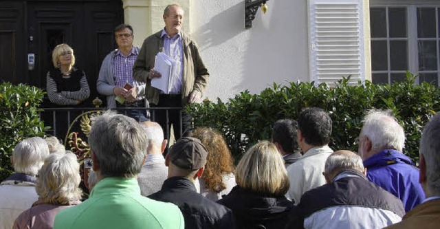 Der erste Halt war am  Schloss Rimsing... Schlossherrin Ingrid Hosp  zu sehen.   | Foto: meike zorn