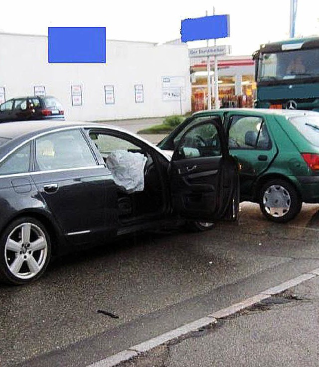 Unfall auf dem Parkplatz eines Elektromarkts.   | Foto: Polizei