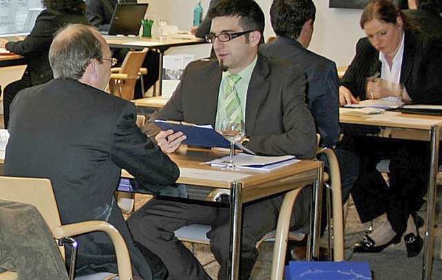 In Krze berzeugen: Beim Job-Dating s...h Arbeitssuchende und Chefs gegenber.  | Foto: dpa