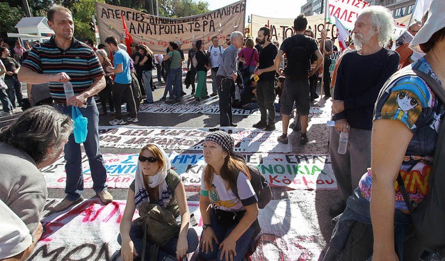 Demonstranten vor dem griechischen Parlament   | Foto: DPA