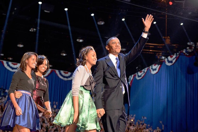Begleitet von seinen Tchtern und seiner Frau: Obama auf der Bhne.  | Foto: dpa