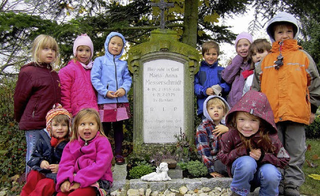 Kinder am Grab der Stifterin Anna Maria Messerschmidt.  | Foto: Reiner Merz