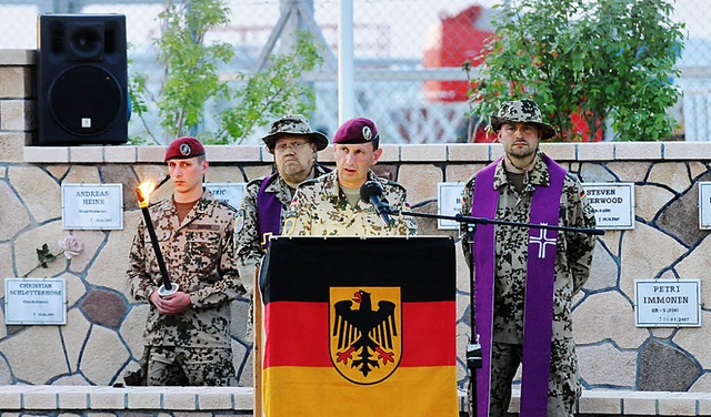 Das Bild  zeigt einen deutschen Genera...ansprache fr drei gefallene Soldaten.  | Foto: Privat