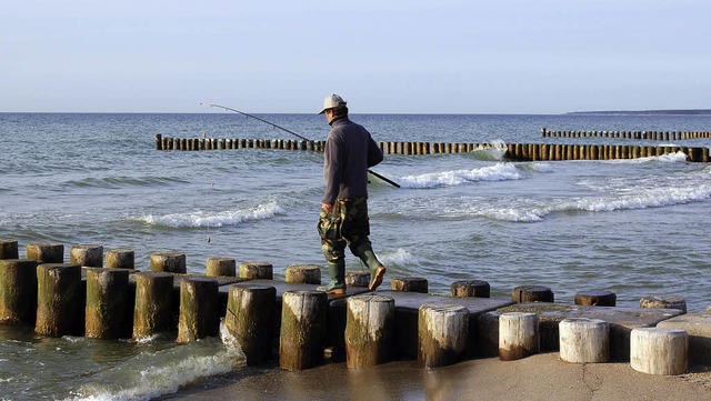 Ein Angler am Strand von Ahrenshoop: V...chaften beliebte Motive der Knstler.   | Foto: dpa