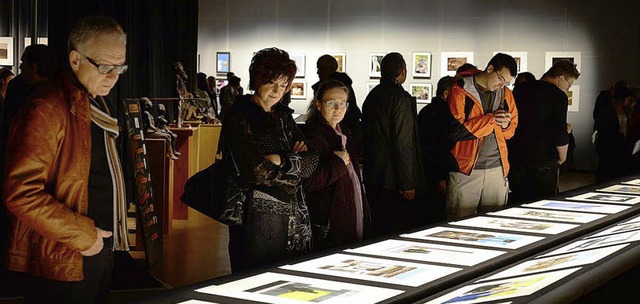 Groes Interesse findet die Fotoausstellung im Triangle auch von Weiler Seite.   | Foto: Oeynhausen