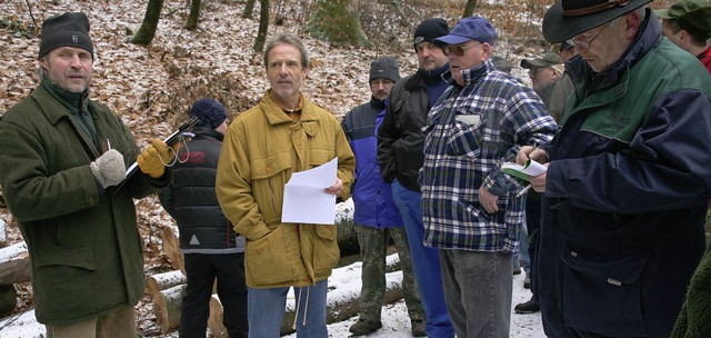 Revierfrster Reiner Dickele (links) u...ner  Holzversteigerung in Sitzenkirch.  | Foto: Michael Raab