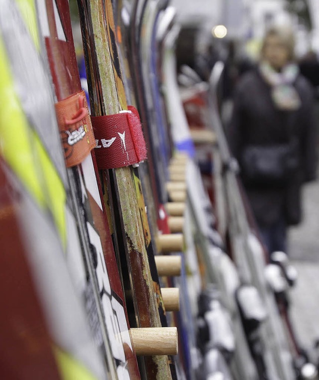 Viele, viele bunte Skier:  Kirchzarten...  Brettlemarkt in die Ortsmitte ein.    | Foto: Patrick Mller