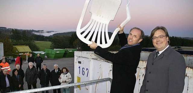 Premiere: Landrat Tilman Bollacher wei... rechts Brgermeister Carsten Quednow.  | Foto: Peter  Schtz