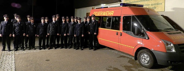 Feuerwehr Frhnd mit neuem Mannschaftstransportwagen.  | Foto: Wiezel