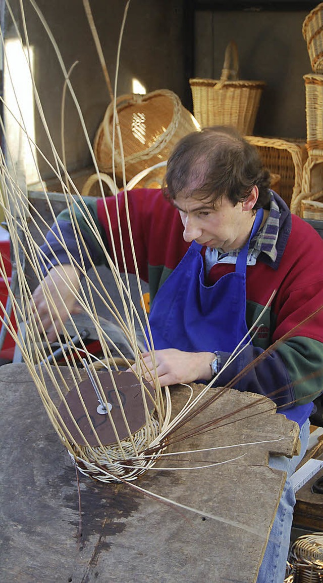 Sogar das alte Handwerk des Korbmachers wurde beim Martinimarkt 2010 gezeigt.   | Foto: Archiv Silke Nitz