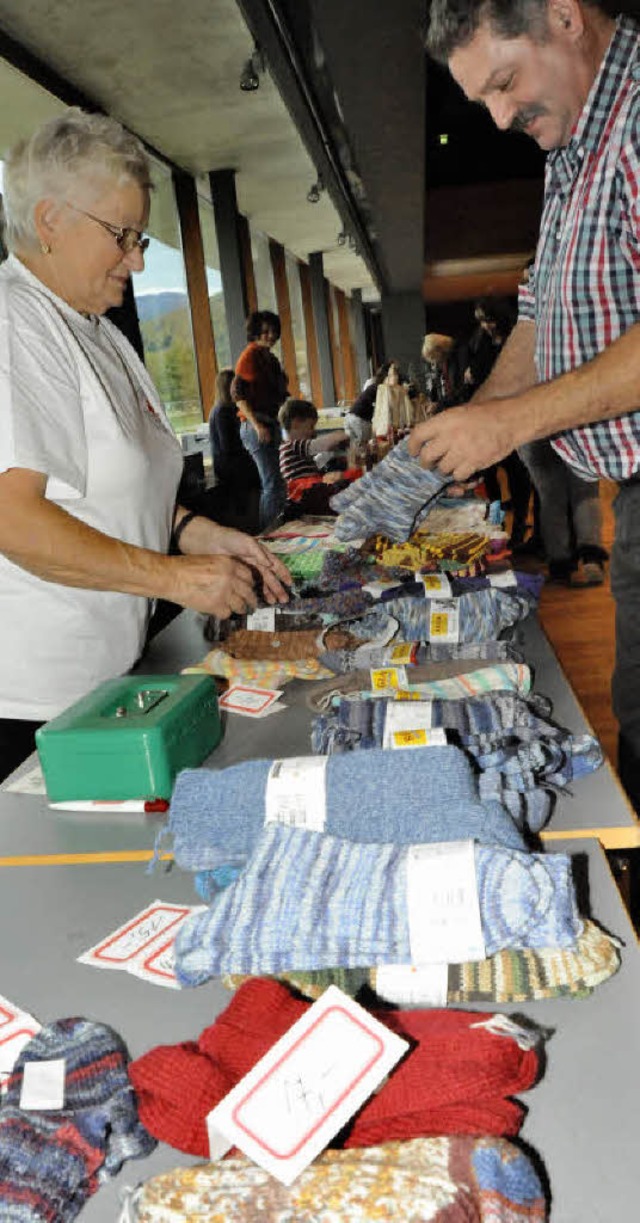 Ob die wohl passen? Rosmarie Griger vo...nen Stricksocken getestet werden kann.  | Foto: Markus Zimmermann, Markus Zimmermann