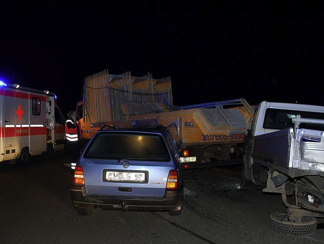 Ein Personenwagen erfasste am Dienstag...n Autofahrer nach einem Lasterunfall.   | Foto: Frank Kiefer