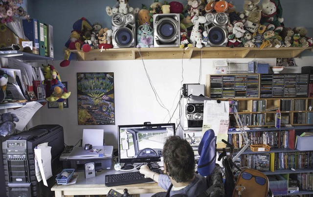 Michaels Reich im AWO-Wohnhaus, in der Mitte das Herzstck: sein Computer  | Foto: Dominik Kleine