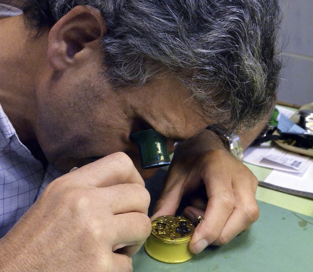 Horst Behringer bei der Arbeit an einem mechanischen Uhrwerk.   | Foto: Sebastian Barthmes