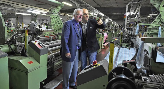 Der Brgermeister von Hirsingue, Arman...au einen Produktionsschritt erklren.   | Foto: Annette Mahro