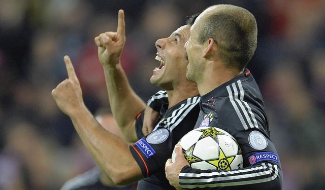 Vereint im Bayern-Jubel: Dreifach-Tors...udio Pizarro (links) und Arjen Robben   | Foto: dpa