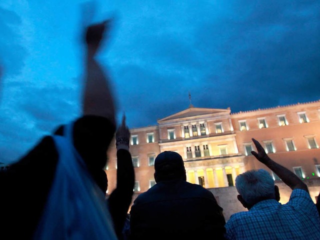 Begleitet wurde die Abstimmung von heftigen Protesten auf den Straen von Athen.  | Foto: dpa