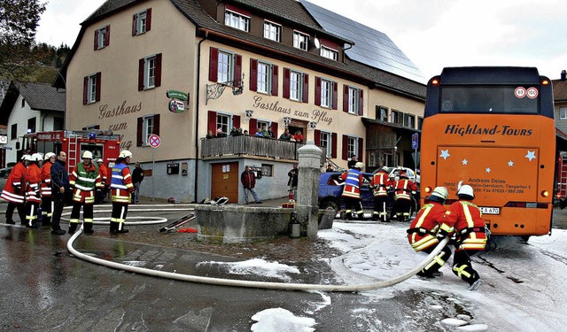 Im Zusammenspiel haben die Feuerwehr u..., bei der es um einen Busunfall ging.   | Foto: Gerd Sutter