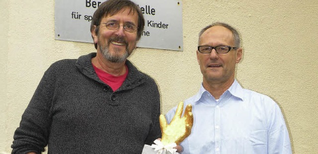 Rektor Klaus-Rainer Mouris (rechts) b...en&#8220; fr 40 Jahre im Schuldienst.  | Foto: Sarah Trinler