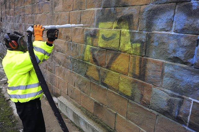 Graffiti verschwinden mit Hilfe von Trockeneis