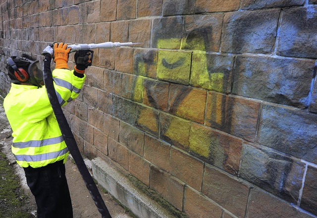 Vereist und damit sprde werden die Fa...euen Methode der Graffiti-Entfernung.   | Foto: thomas kunz