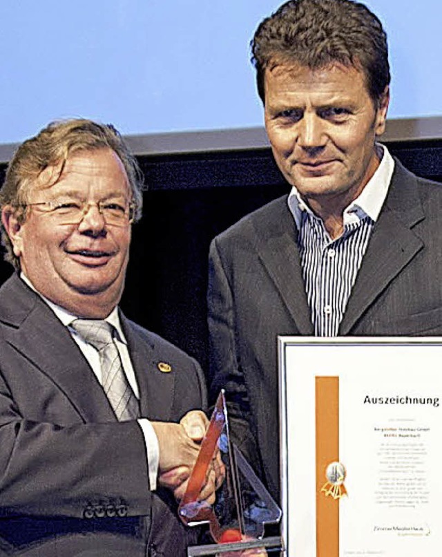 Handschlag fr zehnjhrige Mitgliedsch...mller (links) gratuliert Hubert Matt.  | Foto: privat