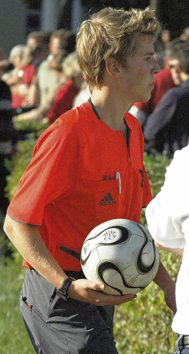 Im Dienst am Fuball-Kunden: Die Schie...zel und Obmann Anton Dixa (von links).  | Foto: Claus Zimmermann