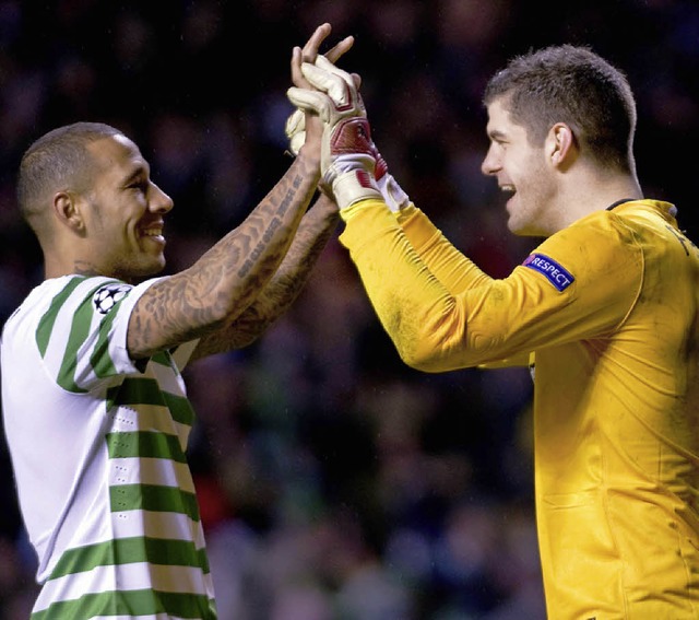 Celtic-Torhter Fraser Forster (rechts...en 2:1-Erfolg gegen den FC Barcelona.   | Foto: dpa