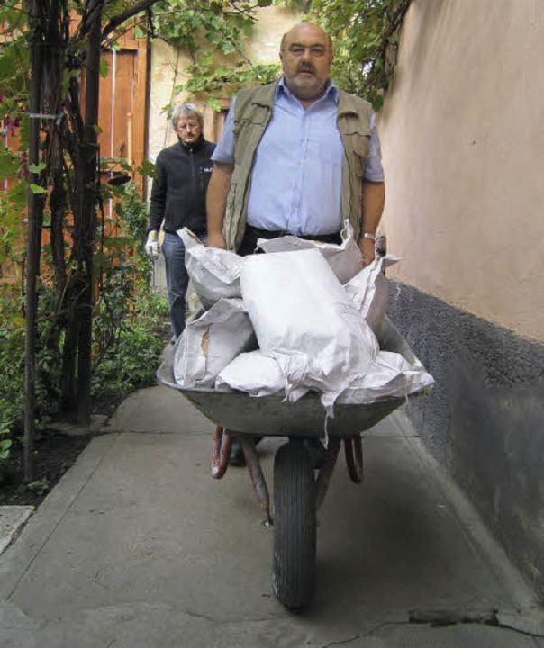 Friedhelm Huser bringt dem Altersheim ...mnen und Roma&#8220;,  betont Huser.   | Foto: Ulrike Derndinger