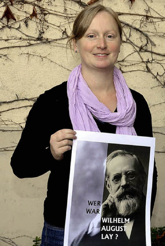 Archivarin Angelika Ott mit dem Plakat...ten Ausstellung zu Wilhelm August Lay.  | Foto: manfred frietsch