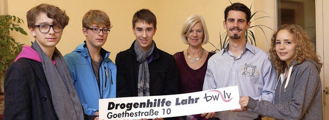 Bei der Spendenbergabe (von links):  ...er- und Jugendbro und  Leonie Kraus.   | Foto: Christoph Breithaupt