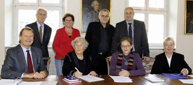 Historischer Moment (sitzend von links... Unterzeichnung der Stiftungsurkunde.   | Foto: Gerhard Seitz